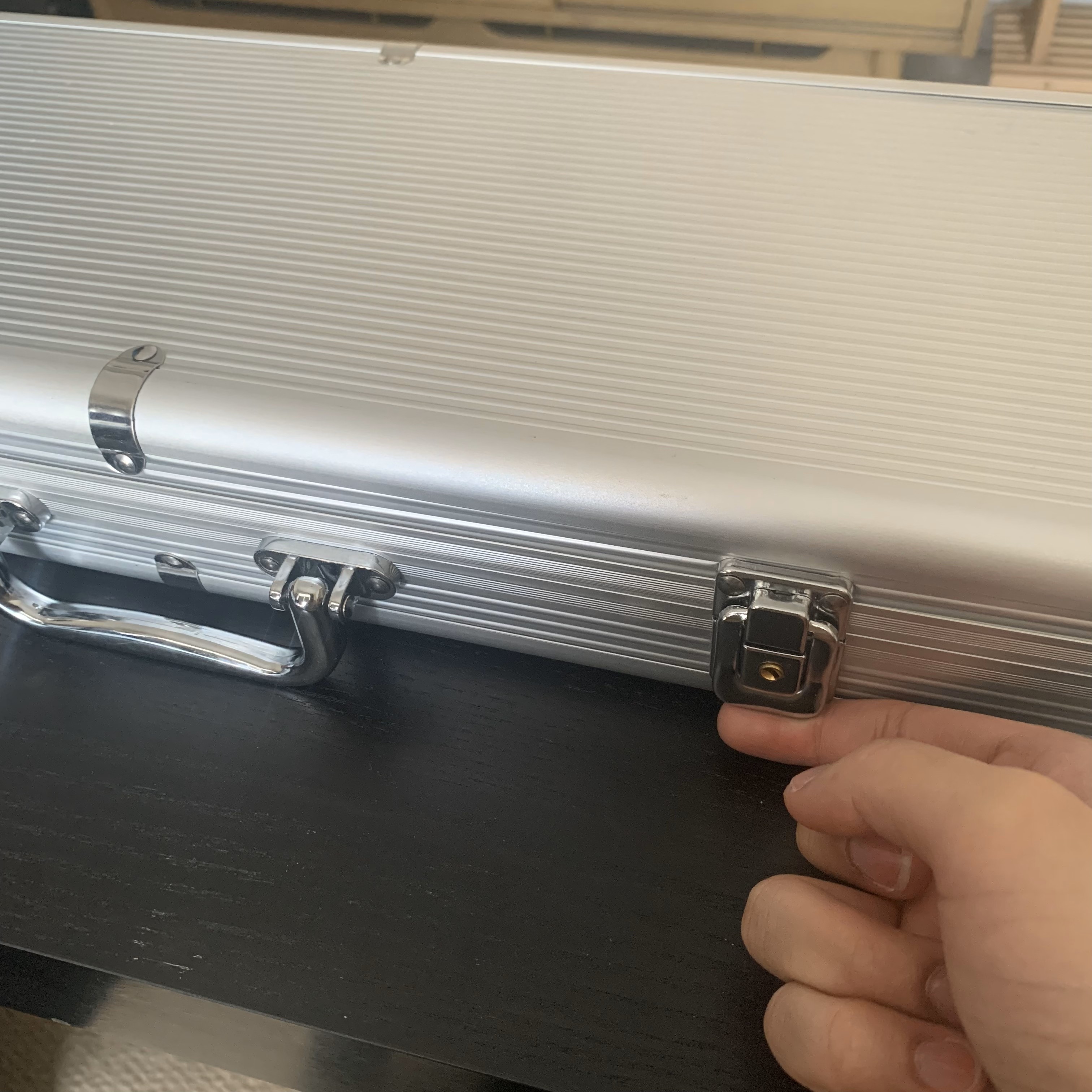 An aluminium material case that can carry a current.